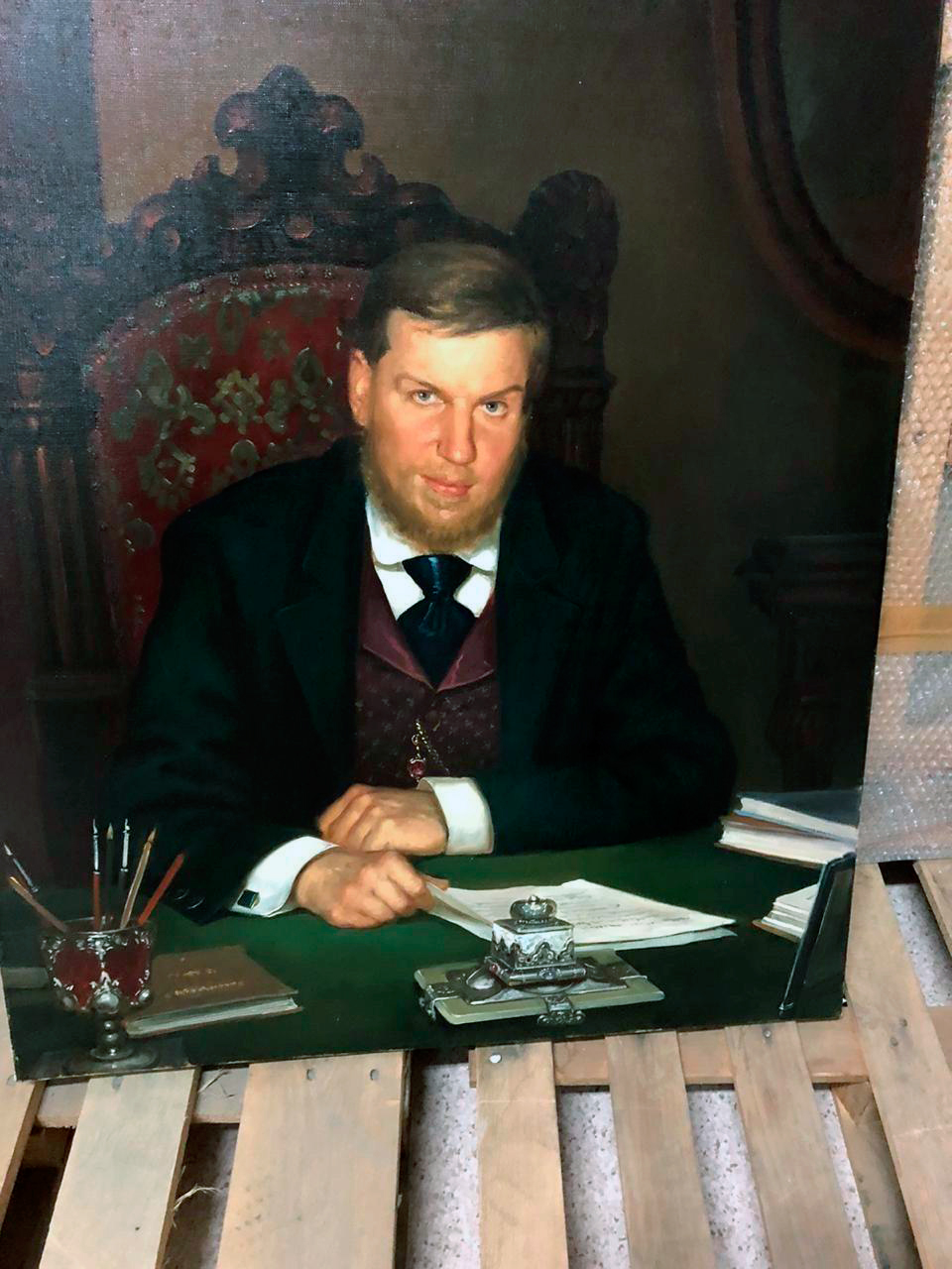 Среди найденых следователями картин из Института русского реалистического искусства было обнаружено полотно с изображением Алексея Ананьева.